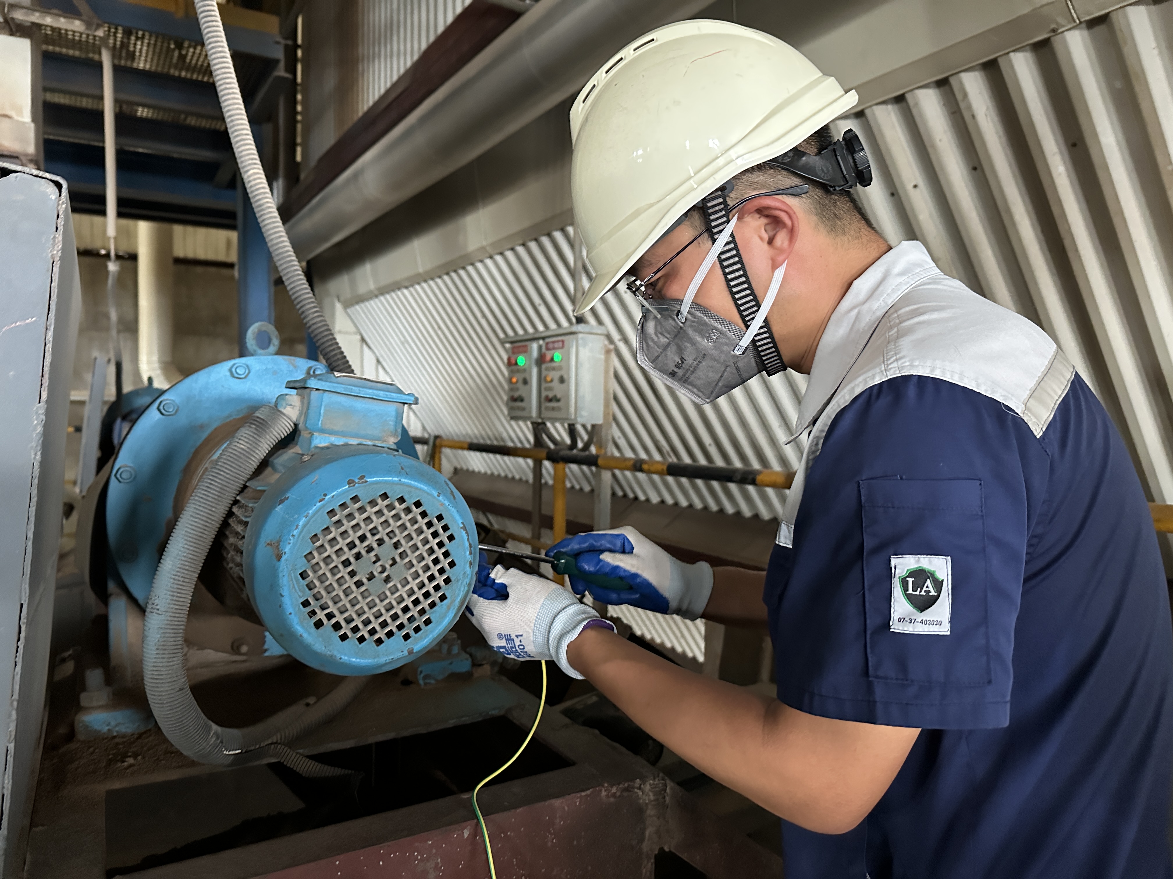 電氣專工王強(qiáng)在鍋爐車間水平煙道對(duì)電機(jī)外殼做接地措施.jpg