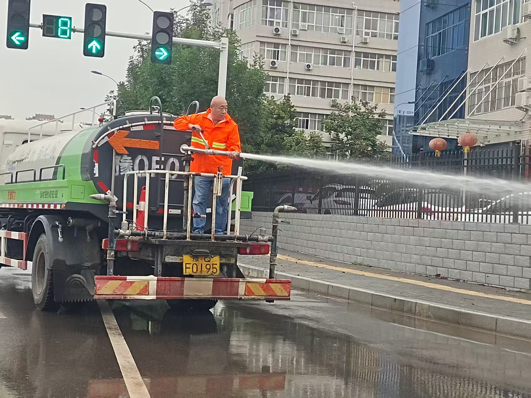 1758494205514.jpg 神州環境項目部主管王建設帶隊開展雨后清理、沖洗道路淤泥.jpg